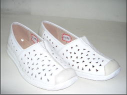 溫州富龍鞋業 匠心獨運，步履不?！瑯I展覽引領行業新風尚